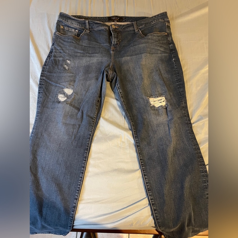 2 pairs of Torrid 22R Pants
Blue Jeans and Black Jeans